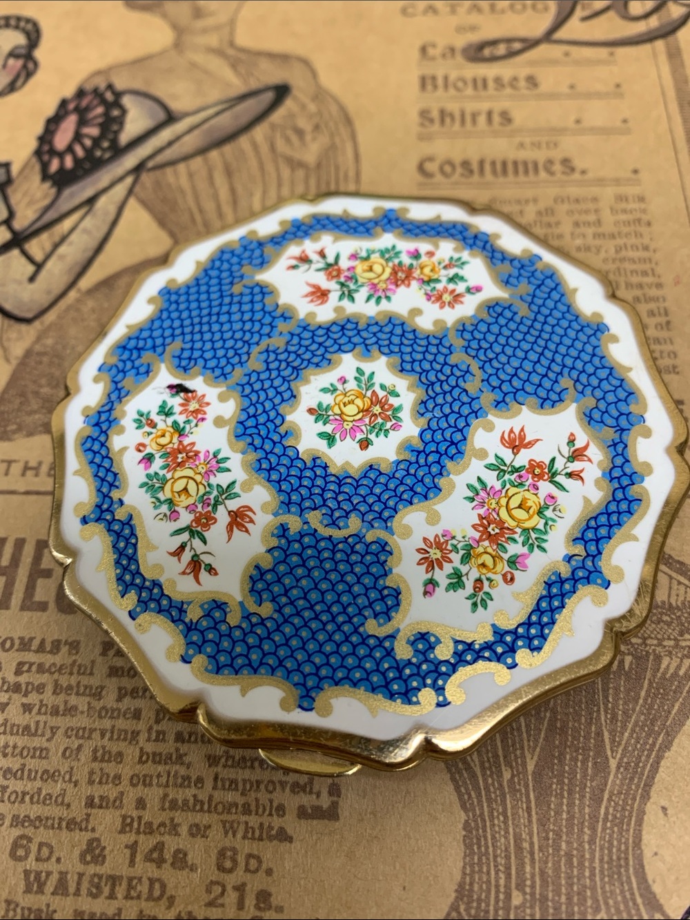 STRATTON Vintage Enameled Compact